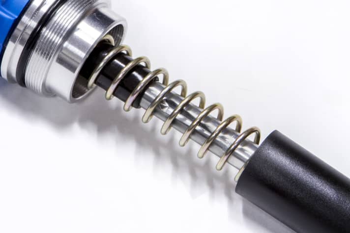   Überschüssiges Öl kann beim GRIP-Dämpfer durch spezielle Öffnungen an der Oberseite des Dämpfers austreten.