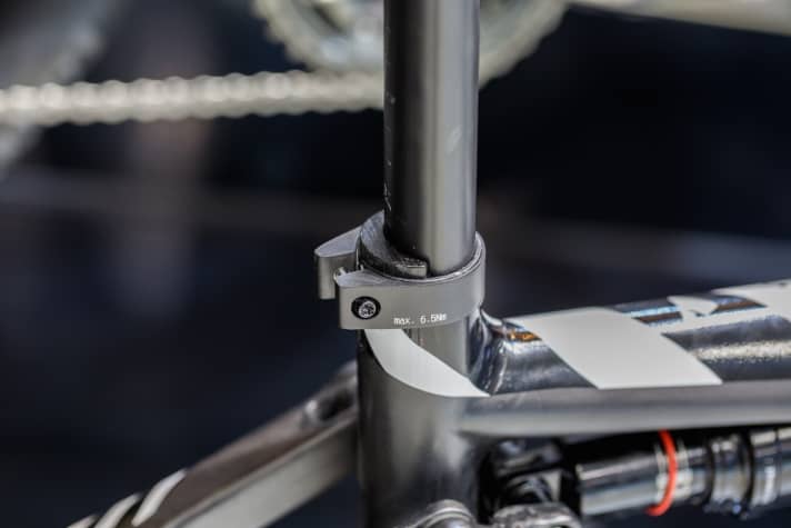   Die Duroflex-Stütze ist oval, die Passung wird durch einen Shim im Sattelrohr erreicht - so ist der Rahmen auch mit normalen Sattelstützen kompatibel.