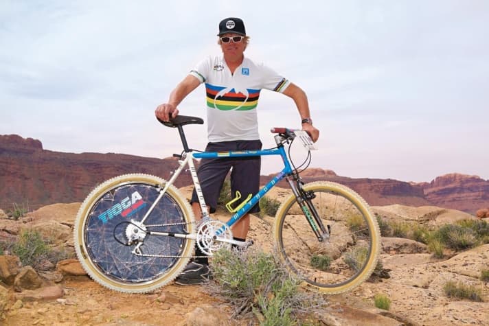   Ausatmen, Bauch einziehen, dann passt das Regenbogen-Trikot noch wie angegossen. Für den Termin mit BIKE hat H-Ball sein Miyata extra aus dem Museum geholt. Die Berge des Szene-Mekkas Moab bilden eine würdige Kulisse.