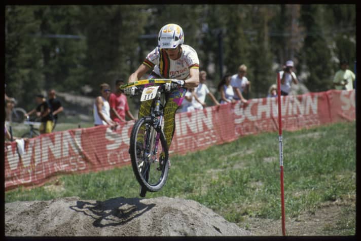   Saison '91: Herbold trägt die Regenbogenstreifen des Weltmeisters. Lenkerhörnchen boten die Möglichkeit einer vergrößerten Werbefläche. Der Shoei Helm im Troy Lee Design ist legendär.