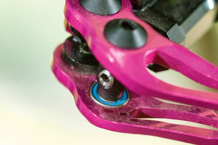   Trickstuff Piccola brake: Despite the lightweight construction, the connecting rod in the brake lever is mounted on ball bearings, which minimises the breakaway torque and prevents annoying wobbling or creaking of the brake lever.