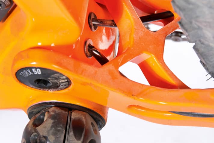   On the Ghost FR AMR, the gear and brake hoses run neatly inside the main frame and lead into the chainstays. However, they are severely kinked as they exit the bottom bracket.