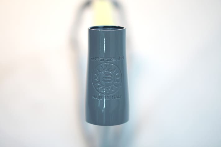   A steering wheel logo like a cave painting: the Bressan coat of arms is scratch-resistantly worked into the iron.