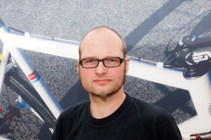   Speaking of object eroticism. I can think of a second one. My cycling mate from childhood, Sören Marx from Leipzig, came up with it. He has founded a small, fine custom manufacturing company with the casual name "Unique Cycles".  Frames, customised products, custom luggage racks and - incredibly beautiful - steel cranks.