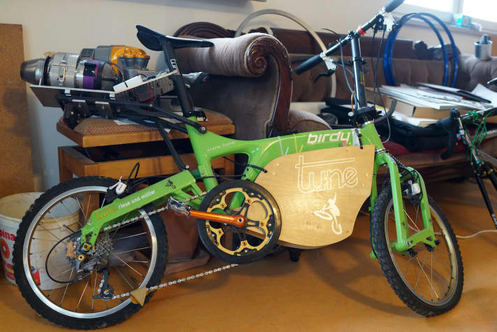   Anyone strolling through the now huge company block not far from Freiburg will discover evidence of Uli Fahl's unbridled passion for bicycles everywhere. This here is Fahl's folding bike with various tuning measures carried out, whereby the rocket drive should be emphasised in particular. I think that's marvellous. This passionate, consistent. A reason for me to buy a crank right here.