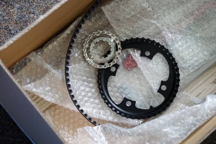   And another package: drive belts from the US company Gates and belt pulleys. No stress with maintenance, no fizzling out of pedalling energy in groaning chain links, ultra-stable belt material. The pro arguments sound convincing. So let's go for the Bressan.