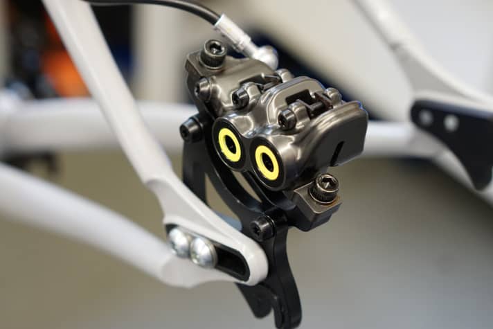   When you think of neon yellow, you think of Magura. Back in the nineties, the garish colour stood out from every World Cup starter field. The new MT7 subtly echoes the symbol of speed and high-tech. The jewel with the four brake pistons is actually intended for speed-hungry enduro and downhill riders. But hey, you can never have enough braking power. A material mix of plastic and aluminium keeps the weight pleasantly within limits anyway. So there couldn't be a better brake for the Bressan than the Magura MT7. Grey and neon yellow. Crazy! As if it were directly related to the frame.