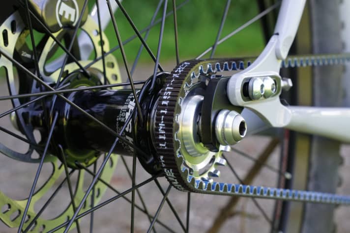   The Bressan stands on its own wheels. The belt runs straight. Everything seems to fit. We're lucky. Wow, and then the Ergon grips and saddle fit so nicely. I hadn't even known about these parts when I decided on the frame colour. What a nice coincidence!