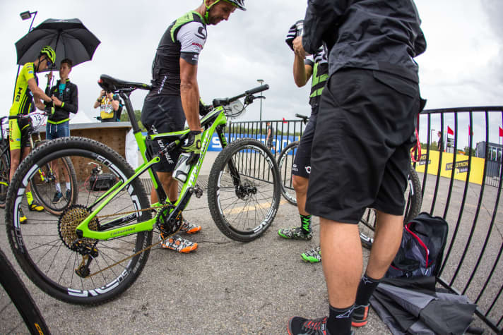   Mani uns sein Mechaniker checken die letzten Schrauben des Scalpels vor dem Start. In Rio wird er seine Stärke in der Abfahrt mit dem vollgefederten Cannondale Scalpel SI voll ausnutzen.