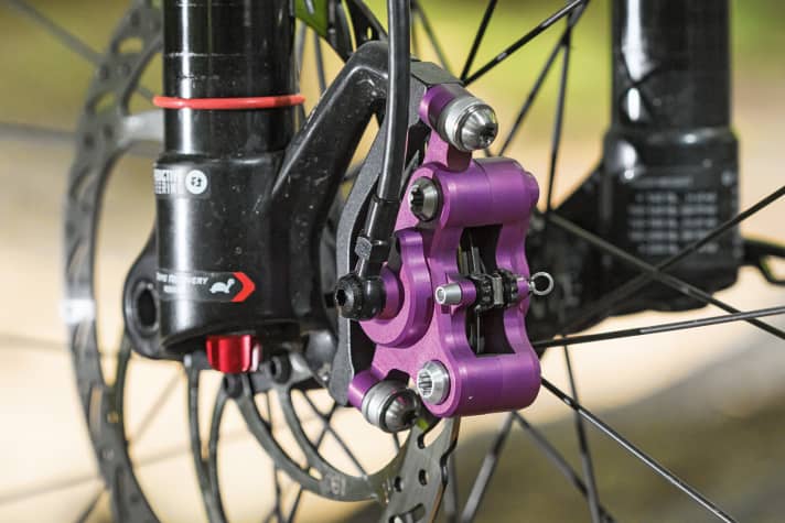   Bremse Trickstuff Piccola: Der Sattel ist ein Erbstück der Cleg 2. Auf der Eurobike wollen die Freiburger leichtere Scheiben präsentieren, um die Formula R1 vom Thron zu stoßen. Die Farbe von Hebel und Sattel soll im Serienzustand angeglichen werden. 