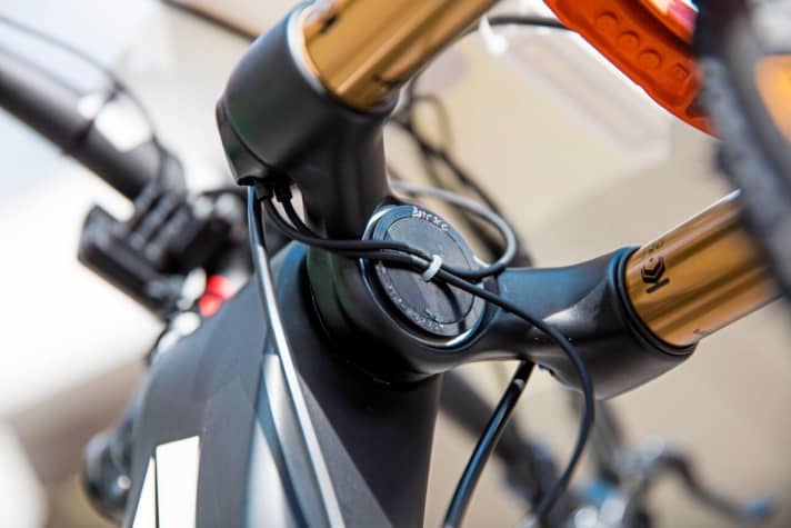   The battery hidden in the steerer tube feeds the electronics on Absalon's race bike: gears and lockout.