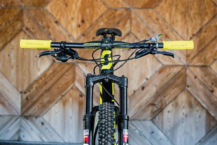   The cockpit measures a narrow 680 millimetres so that Schurter doesn't bump into anything in the starting crowd and on tight courses. Nino has also ridden 710 mm handlebars on a trial basis.