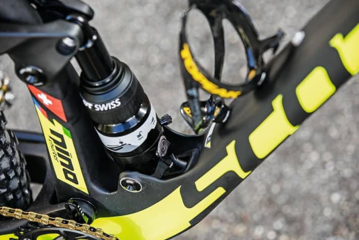   Nino's bike is fitted with DT Swiss instead of Fox suspension elements as in the series. The fork and shock can be tightened simultaneously via the internal linkage.