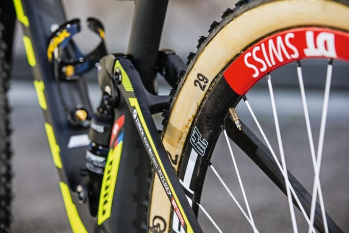   As one of the few in the World Cup field, Nino generally uses tubular tyres from Dugast. High puncture protection despite low air pressure speaks in favour of the system.