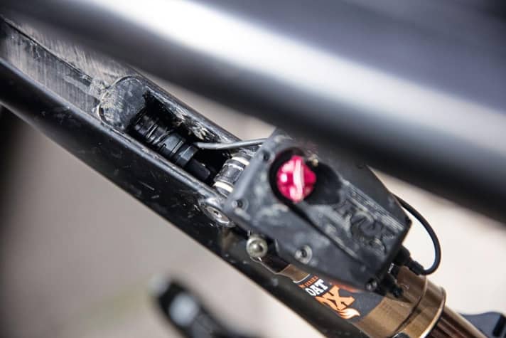   The battery for the electronic shifting and the lockout are hidden in the top tube.
