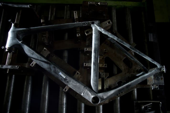 Carbon frame production at Scott