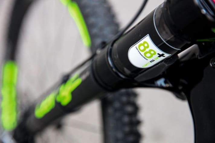  Fumic's Lefty fork was specially tuned for him. Larry Westny, head of the 88+Headshok clinic, lent a hand himself for Germany's medal hopeful.