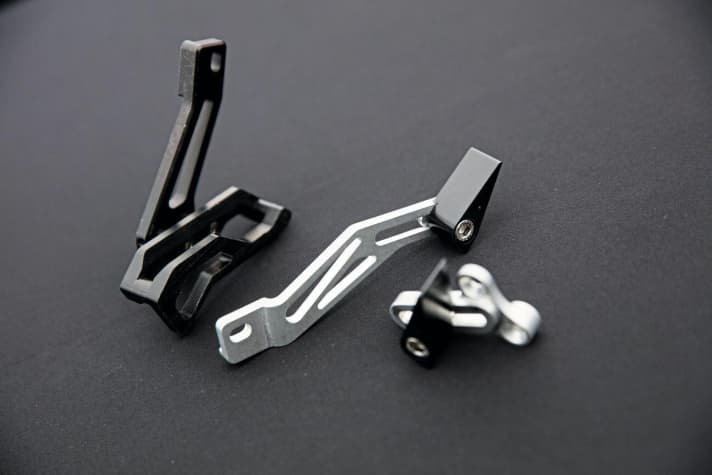   Zusammen mit der italienischen Firma Leonardi Factory hat das Team und Mechaniker Giacomo Angeli diverse Kettenführungen entwickelt. Unter <a href="http://www.leonardifactory.it/" target="_blank" rel="noopener noreferrer nofollow">www.leonardifactory.it</a>  gibt es zudem zahlreiche Cannondale-Tuning-Teile wie Lefty-Vorbauten oder Carbon-Rahmenschützer. 