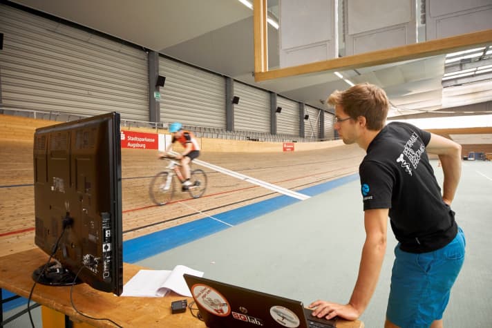   Mit Powermeter und Messgeräten rückten die Entwickler von SQlab auch dem aerodynamischen Vorteil zu Leibe. Ergebnis: eine Einsparung von fünf Prozent Wattleistung bei gleicher Geschwindigkeit.