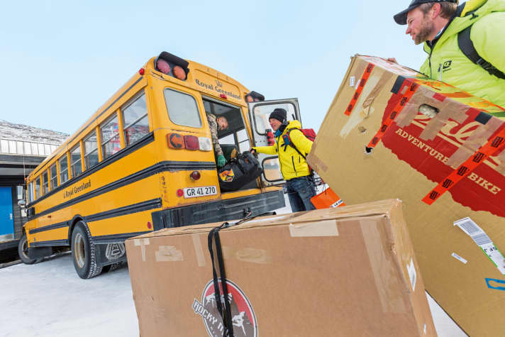   Mountainbike-Kartons - ein seltenes Gepäck in Grönland