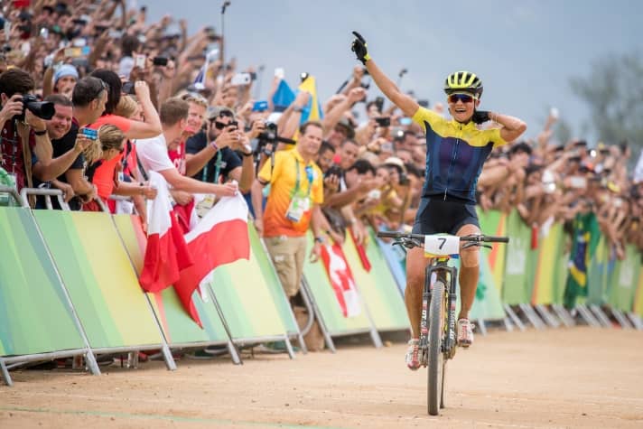   Im Jahr ihres ersten Sieges in der Cross-Country Elite fuhr Jenny Rissveds gleich zur olympischen Goldmedaille. Ein Wahnsinnserfolg.