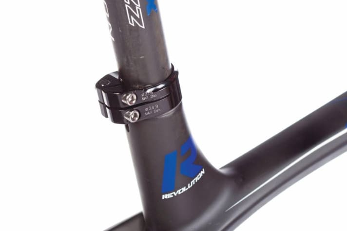   Corratec/Bulls: The double-bolted clamp on the Corratec (photo) is just as impractical as the filigree carbon saddle clamp on the Bulls with Torx screw.