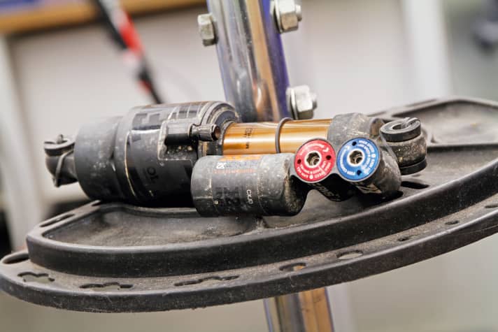   Wenn, wie auf diesem Bild, auf dem Dämpfer der Hinweis "250 psi max" unterhalb des Lufteinfüllventils fehlt, dürfen Fox Float X2-Dämpfer bis auf Weiteres nicht weiter verwendet werden.