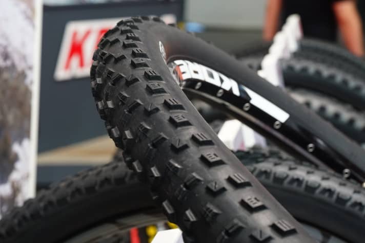   The new Maxxis Forekaster serves trail and touring riders who are looking for an all-rounder for almost all conditions. 605 to 735 grams, 2.2 and 2.35 inch width, available for 27.5 and 29 inch tyres.