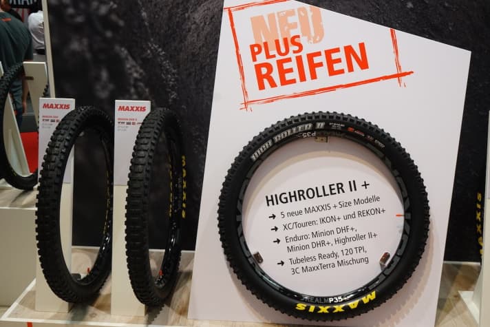   In the plus range, Maxxis delivers massive trail tyres for rough terrain. First and foremost is the Highroller II in 2.8 width. Weight: 980 grams.