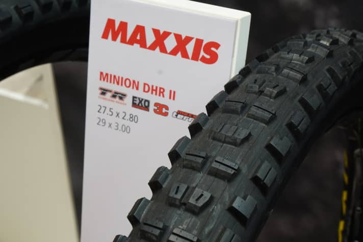  The popular enduro tyre Maxxis Minion DHR II also comes in 2.8 inch. With 3C MaxxTerra rubber compound, the tyre weighs 980 grams. There will not be a completely sticky MaxxGrip version of the new plus tyres.
