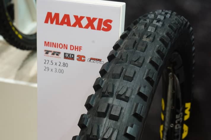   Auch das Vorderrad-Pendant, der Maxxis Minion DHF, kommt in 27,5x2.8. Die Version 29x3.0 wird vorerst nicht in Europa verfügbar sein.