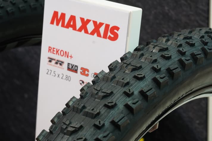   The Maxxis Rekon+ in 2.8 inch width is still designed for aggressive trail rides, but at 780 grams it also appeals to less downhill-orientated bikers.