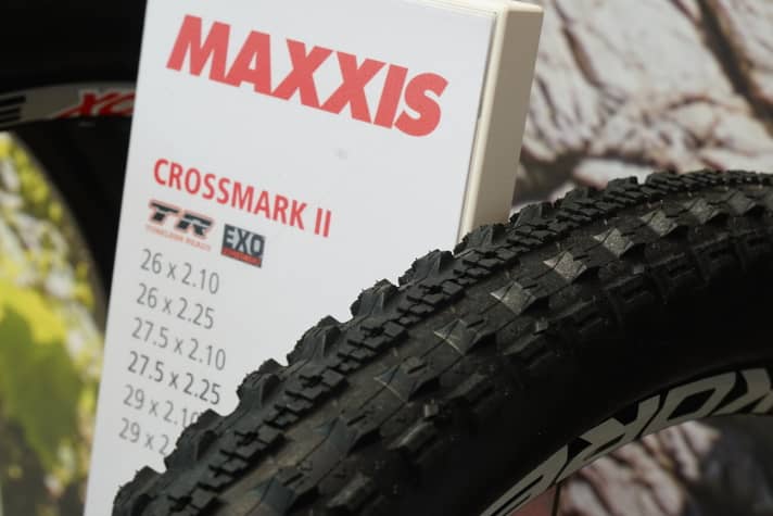   The Maxxis Crossmark II has been revised and is said to have better self-cleaning properties and less rolling resistance. The range of use starts with cross-country, but it also cuts a fine figure on the rear wheel for tougher trail use.