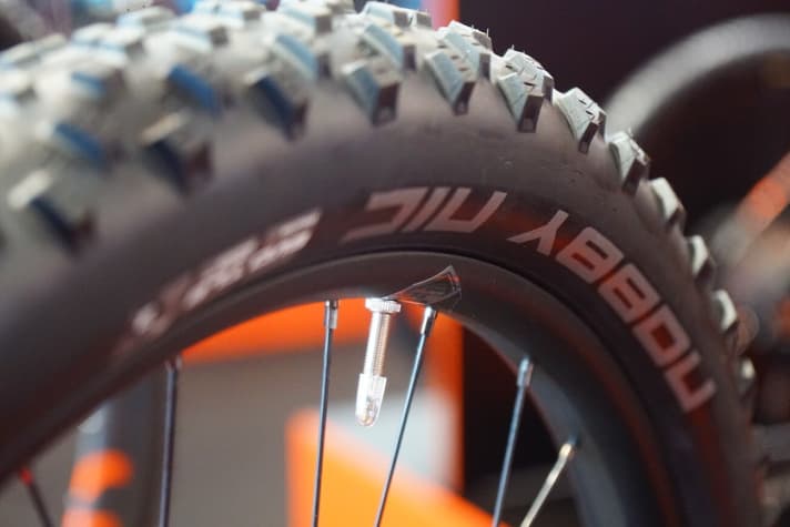   Die 2.8er Nobby Nic-Reifen sitzen auf Sun Ringlé-Felgen mit 35 Millimeter Innenbreite.