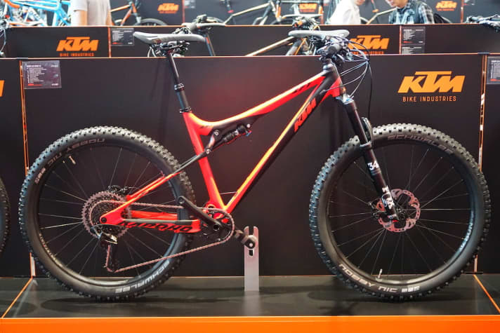   The top model Kapoho 271 costs 4099 euros, weighs 13.4 kilos and shifts twelve gears with the Sram X01 Eagle. Shimano XT brakes provide deceleration.