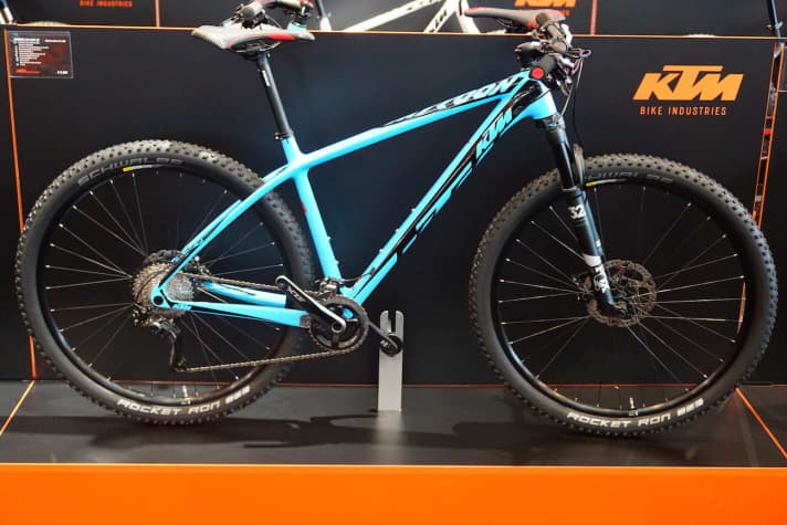   Das Race-Hardtail Myroon wird es zum Beispiel in leuchtendem Blau geben, sowohl in der Alu-, als auch der Carbon-Version.