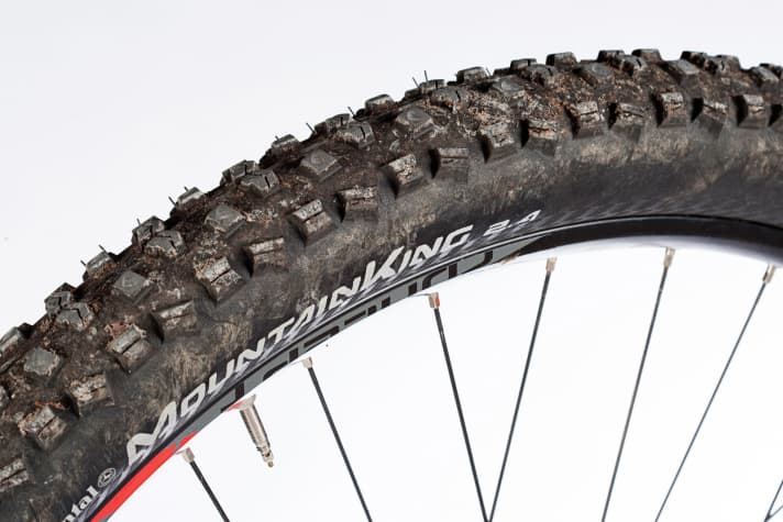   Thick 2.4 Continental Mountain King tyres on the front wheel provide an extra portion of grip and riding safety on the Focus.