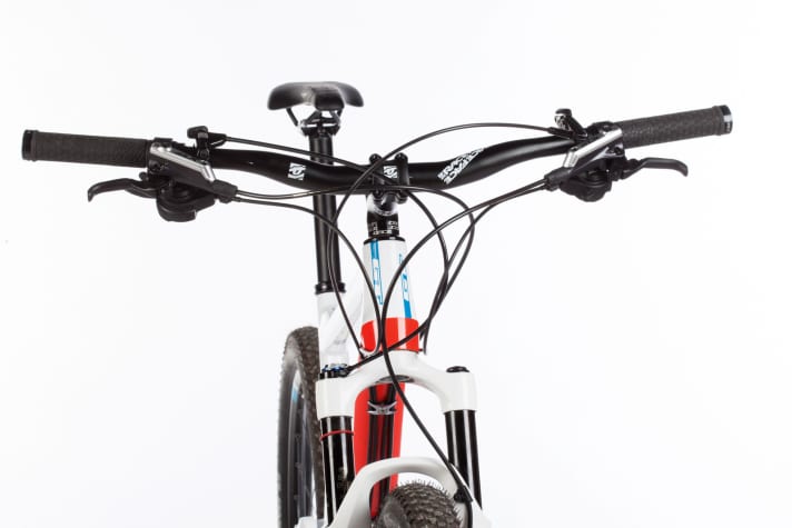   The additional cables for the shock and fork lockout cause cable clutter on the GT Helion. One lever for both would be tidier and nicer.
