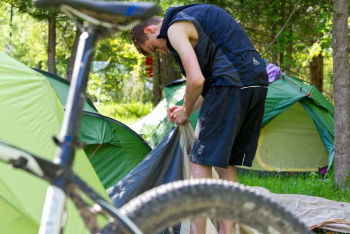   Um das Naturerlebnis bei der Alpenüberquerung maximal auszukosten, übernachteten die Jugendlichen des Hans-Multscher Gymnasiums auf Camping-Plätzen.