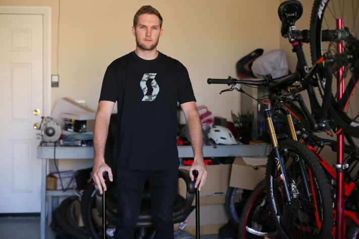   Der Freerider Paul Basagoitia brach sich bei einem schweren Rampage-Sturz 2015 den 12. Brustwirbel. Heute, knapp ein Jahr später, steht er wieder und war auch schon wieder biken.
