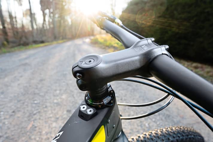   Stop limiter: Simple solution, great benefit - the Impact Protection Unit prevents the brake lever from digging into the top tube in the event of a fall. The replaceable bump stop breaks instead of the frame.