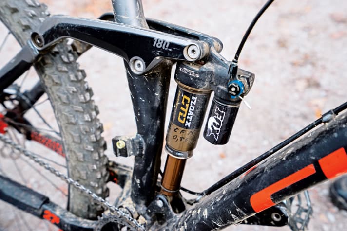   The fork and shock were slightly oily at the minimum before a small service remedied the situation. The remote control on the Fox damper, which often got stuck, did not cause any problems.