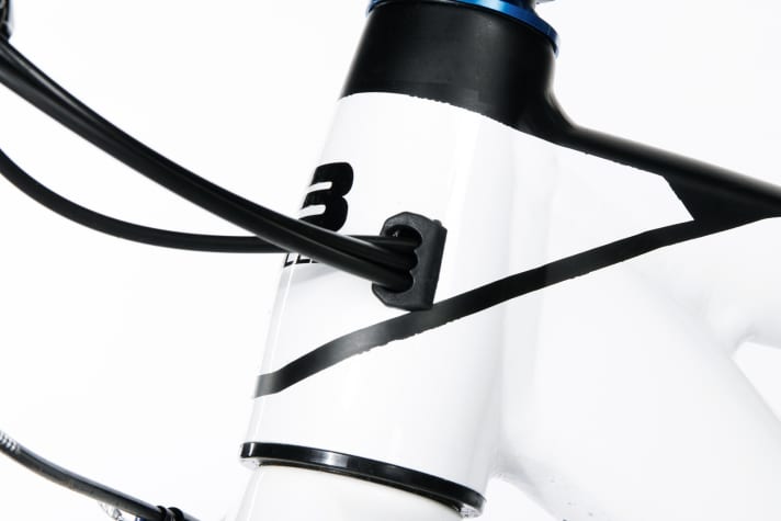   Bulls also designs its affordable frames with great attention to detail. The exemplary cable routing in the frame is not standard in the test field.