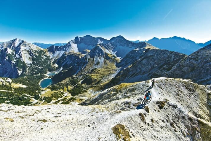   Die Abfahrt von der Schöttelkarspitze ist fahrtechnisch schwierig. Man kann das Bike aber am Soiernsee stehen lassen und eine nette Bike & Hike-Tour dort hinauf machen.