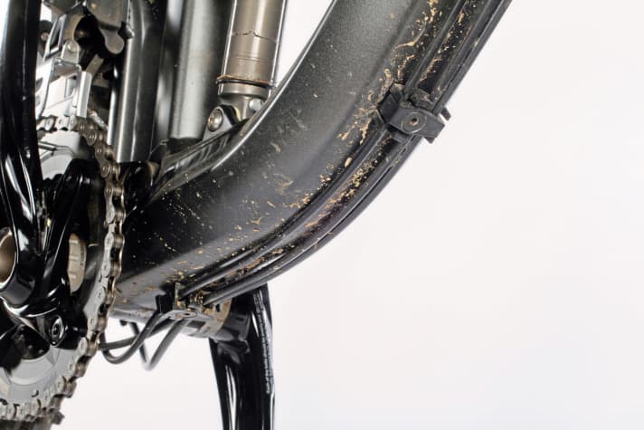   BMC Speedfox: In 2016, cables routed in the frame are actually the status quo. The BMC solution is a mud flap. At least the outer sleeves are continuous.