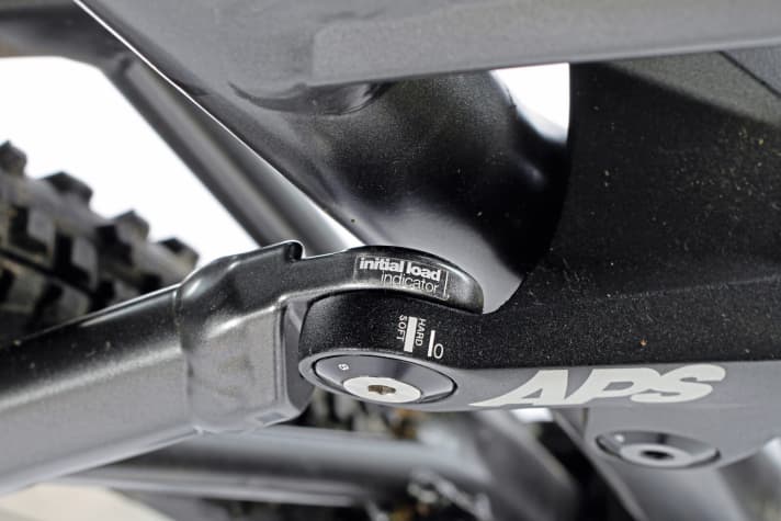   BMC Speedfox: The SAG display on the bellcrank makes it easier to adjust the shock. You can read the setting from the top of the saddle.