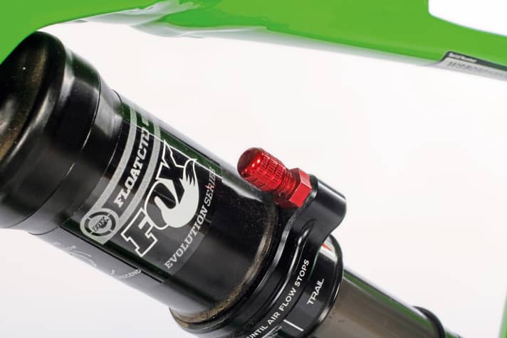   Specialized: Einfach auf 300 PSI aufpumpen, Knopf drücken, losfahren. Die Autosag-Funktion hilft bei der Fahrwerksabstimmung.