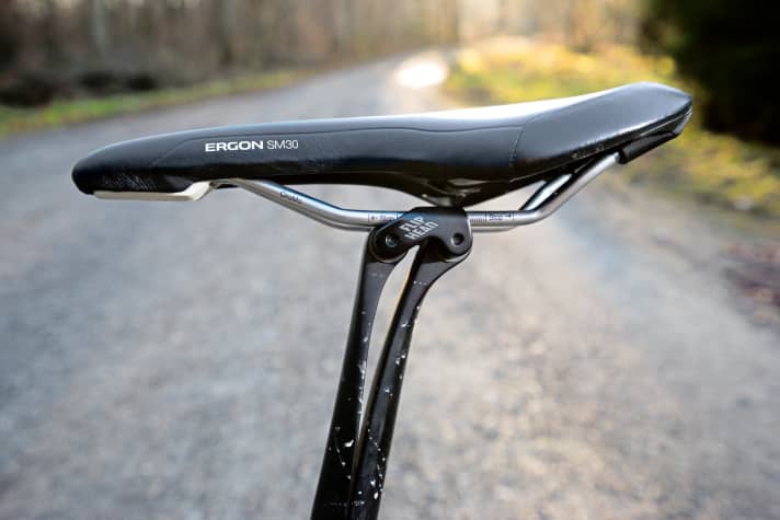   Comfort guarantee: The two-piece "leaf spring support" delivers the best values in terms of flex. The seatpost flexes by almost a centimetre on big hits when you are sitting in the saddle. This is clearly noticeable in practice.