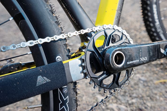   Frame protection: An aluminium plate on the bottom bracket protects the 1500 euro frame. And Canyon wraps the chainstay in a neoprene tube. The only thing we would have liked to see is a film on the down tube.