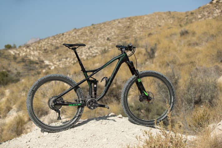   Das Bulls Wild Ronin kostet mit Carbon-Rahmen, Shimano XT-Schaltung und Rock Shox-Fahrwerk faire 3599 Euro.